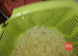 Illustration of how to make fried noodles with diced luncheon meat 1