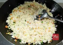Illustration of how to make double vegetable fried rice 9
