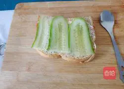 Illustration of how to make egg and ham sausage sandwich 2