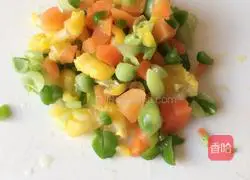 Three diced shrimps and eggs Illustration of how to make cakes 3