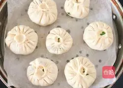 Illustration of how to make double meat and three vegetarian bun fillings 10