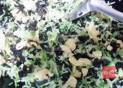 Illustration of how to make zucchini and egg bun filling 13