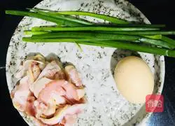 Illustration of how to make bacon and egg fried rice 3