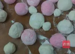 Illustration of how to make two-color glutinous rice balls 11