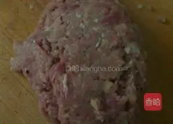 Illustration of how to make pork and mushroom dumplings 4