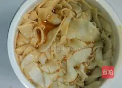 Illustration of how to chop soy sauce noodles 7