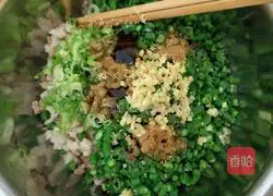 Illustration of how to make braised pork buns 9