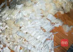 Illustration of how to make enoki mushroom and pork wontons 3