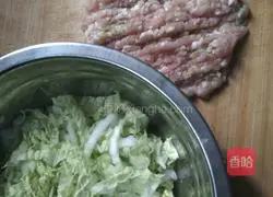 Illustration of how to make cabbage and meat dumplings 3