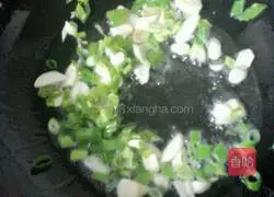 Illustration of how to make green onion and egg fried rice 7