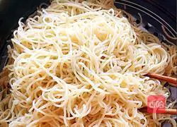 Illustration of how to make hot minced pork noodles 7