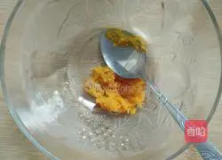 Illustration of how to make evaporated milk rose pumpkin steamed buns 1