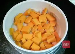 Illustration of how to make pumpkin pancakes with banana filling 2