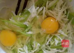 Illustration of how to make green pepper and potato pancakes 5