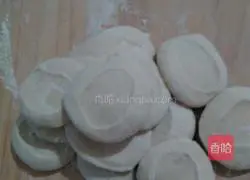 Illustration of how to make celery and pork dough pie 8