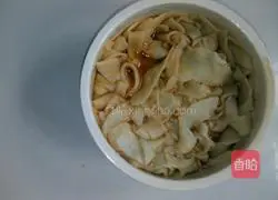 Illustration of how to chop soy sauce noodles 6