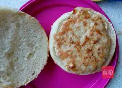 Illustration of how to make hamburger patties 8