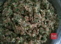 Illustration of how to make pork and leek wontons 4