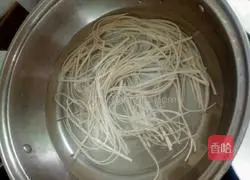 Fried noodles with shredded vegetables and pork Practice illustration 3