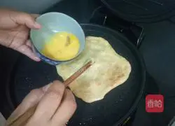 Illustration of how to make egg-filled pancakes 18