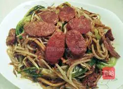 Illustration of how to make sausage and cumin fried noodles 9