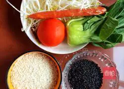 Illustration of how to make cute black and white fried rice 1