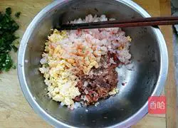 Illustration of how to make dumplings with four fresh fillings 2