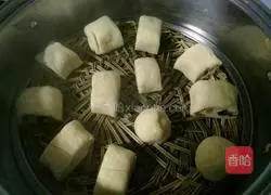 Illustration of how to make honey bean steamed buns with knife 9