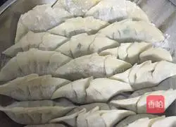 Illustration of how to make traditional Cantonese dumplings (leek filling, celery filling) 3