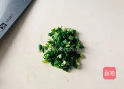Illustration of how to make noodles with scallion oil 1