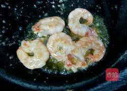 Illustration of how to make shrimp and egg fried rice 2