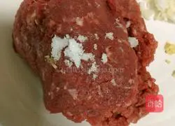 Illustration of how to make beef and chive dumpling stuffing 4