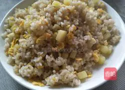 Illustration of how to make potato and egg fried rice 12