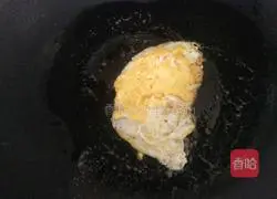 Illustration of how to make egg cheese sandwich 1