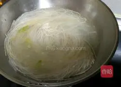 Illustration of how to make spinach soup noodles 4