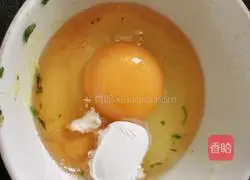 Illustration of how to make egg-skin and seaweed wontons 1