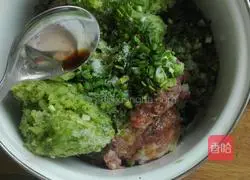 Illustration of how to make celery and pork dumplings 7