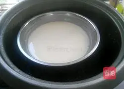 Illustration of how to eat dry glutinous rice balls 3