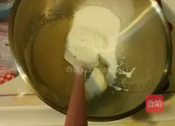 Illustration of how to make egg white walnut shortbread 4