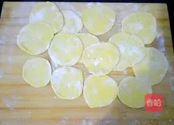 Illustration of how to make golden pumpkin dumplings 9