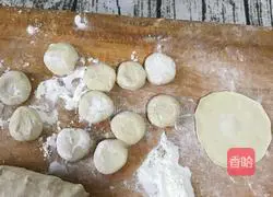 Illustration of how to make yellow mushroom, celery and pork dumplings 12