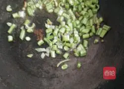 Illustration of how to make fried beans and noodles 2