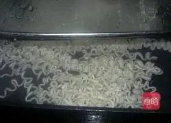 Illustration of how to make noodles with beans and eggs 5