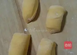 Illustration of how to make pumpkin and chrysanthemum steamed buns 9