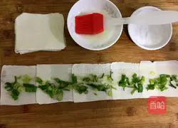 Illustration of how to make wonton skin scallion pancakes 4