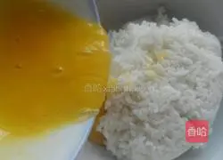 Illustration of how to make golden fried rice 3