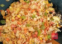 Illustration of how to make Laoganma's egg fried rice 3