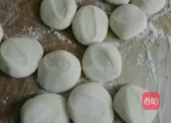 Illustration of how to make three fresh dumplings 5