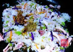 Illustration of how to make squid fried rice 6