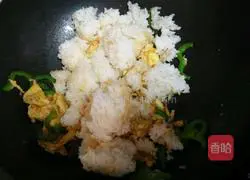 Illustration of how to make green pepper and egg fried rice 5